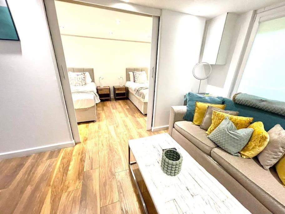 Historical Building / Cozy Basement Apt / Central CBG Екстериор снимка