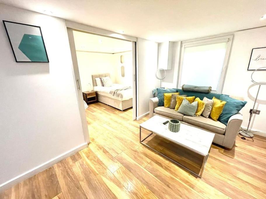 Historical Building / Cozy Basement Apt / Central CBG Екстериор снимка