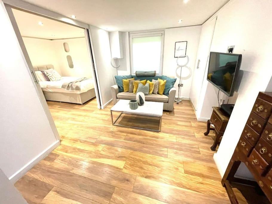 Historical Building / Cozy Basement Apt / Central CBG Екстериор снимка