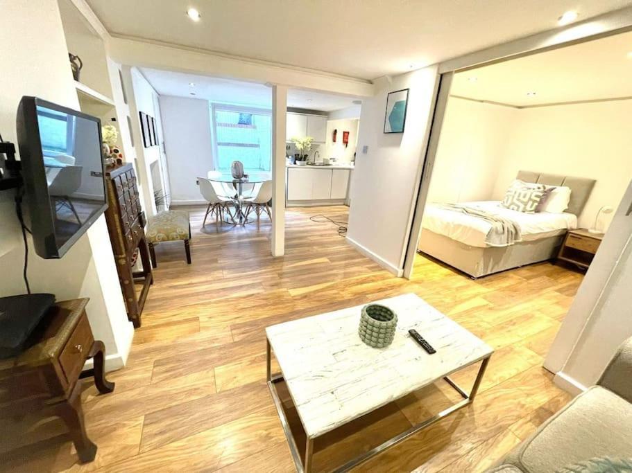 Historical Building / Cozy Basement Apt / Central CBG Екстериор снимка